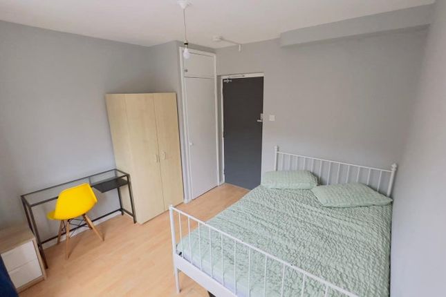 Room 4- £750 Available 30/10/2025