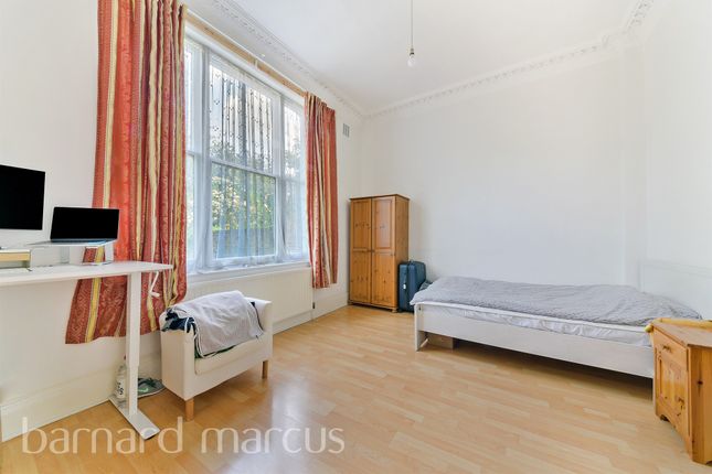 Flat to rent in Victoria Rise, London