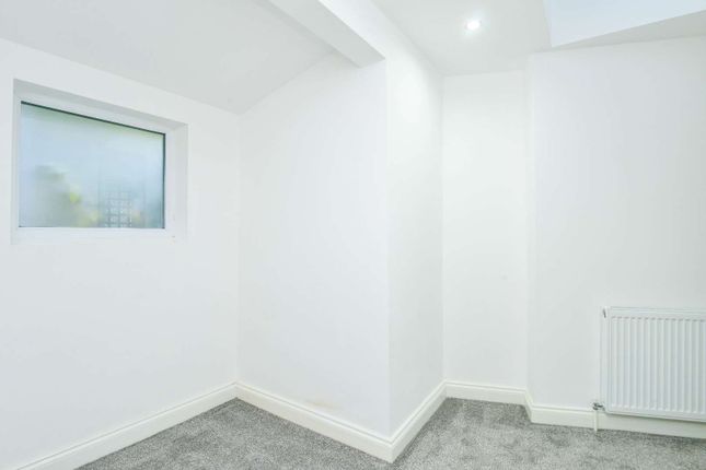 Flat to rent in Friary Road, Peckham, London