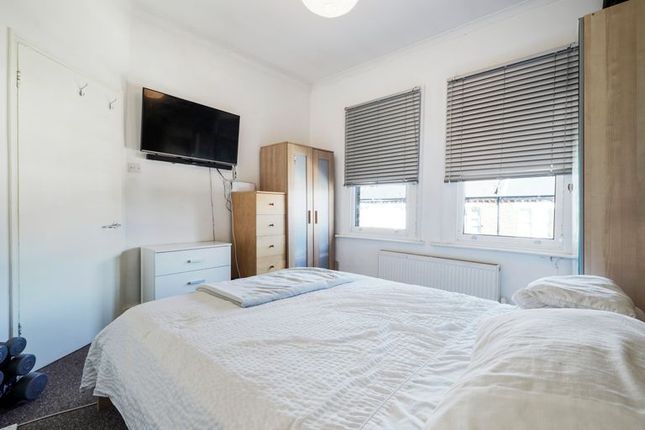 Flat to rent in Harrow Road, London