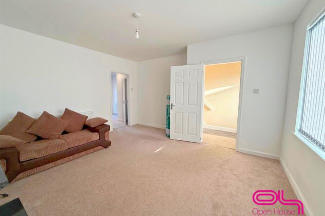 28, Lupin Avenue, Farnworth photo 3