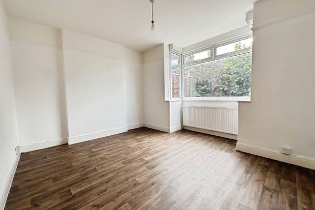 2, Springbank Crescent, Leeds photo 4