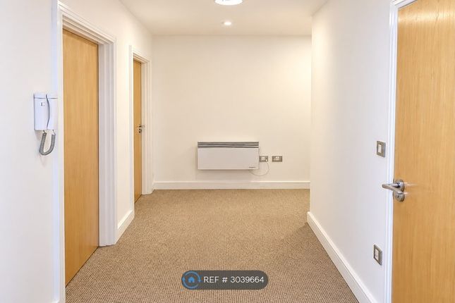Flat, Spectrum Tower Hainault Street, Ilford photo 2