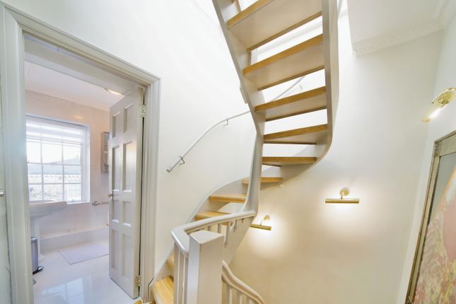 12 Squires Mount, Hampstead, London, Nw3 1Ed