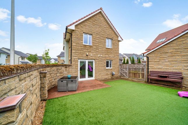 4 Renwick Court, Livingston photo 2