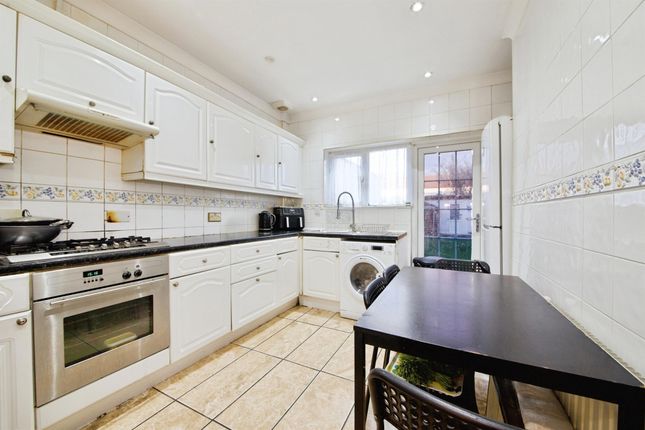 28, Hurstbourne Gardens, Barking photo 3