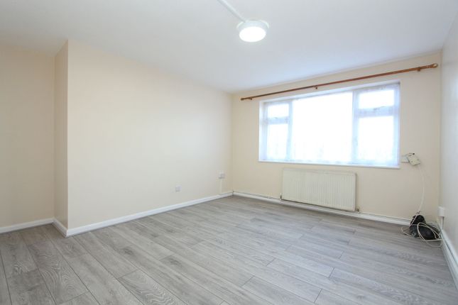 15 Nicola Close, Harrow photo 4