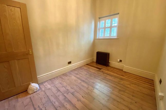 Flat 2,, Harthill Court, Altrincham photo 5