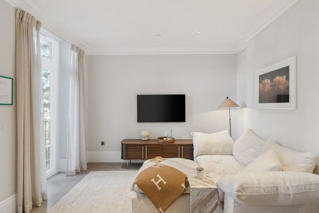 Flat 206 Allen House, 8, Allen Street, London photo 3