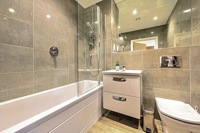 Flat 5, Hazelwood House, 6, Dyas Road, Sunbury-On-Thames photo 5