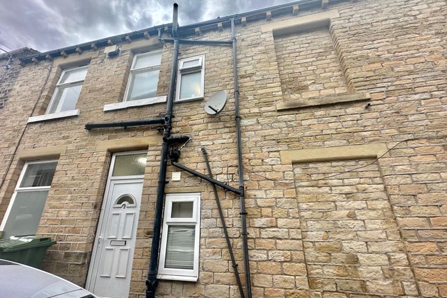 Town house to rent in Moss Street, Huddersfield