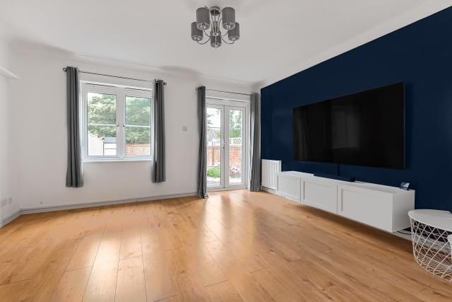 17, Lyon Oaks, Bracknell photo 2