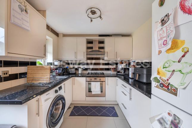 12, Aylesham Close, Mill Hill photo 2