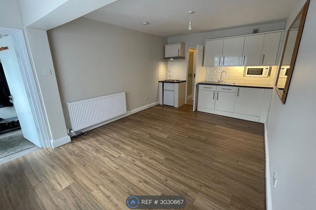 Studio Flat, Clonmel Road, Teddington photo 2