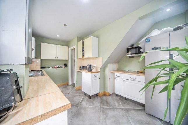 8, Hollyoak Road, Hampshire photo 3
