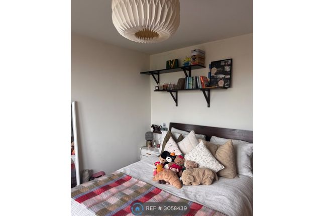 Flat  Biggs Square, Felstead Street, London photo 4