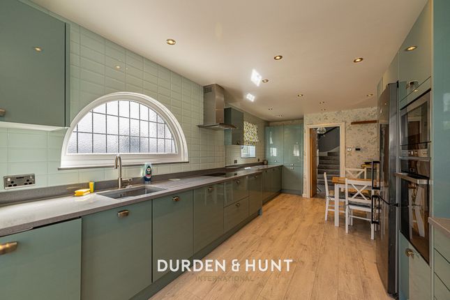 18 Western Avenue, Romford photo 4