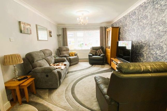 275 Elm Park Avenue, Elm Park, Hornchurch photo 3