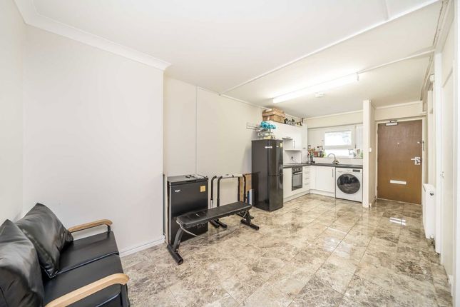 Flat 7, Breton House, St. Saviours Estate, London photo 3