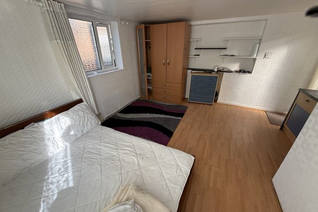 11, Dockwell Close, FELTHAM photo 4