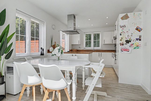 30 Chiltern Crescent, Eastleigh photo 2