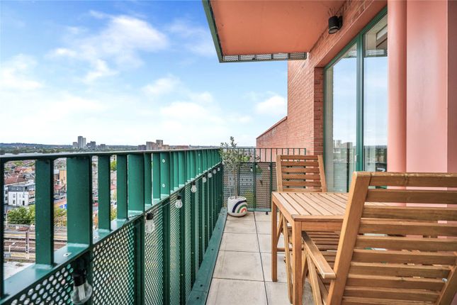 Flat 37, Fairlie House, 76, Brunner Road, London photo 4