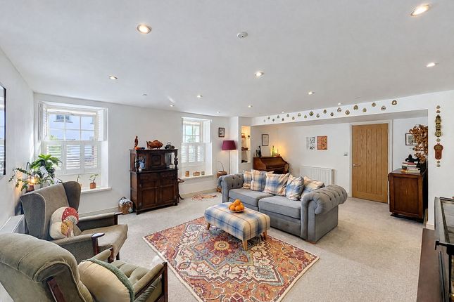 47 High Street, Bridgend photo 3