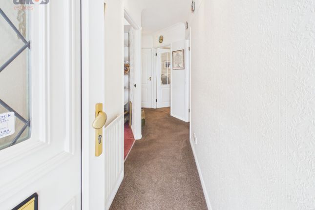 24 Broad Walk, Hockley, Essex photo 3