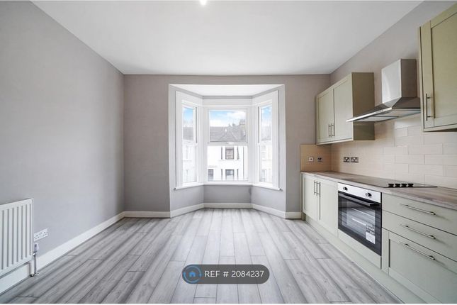 Flat to rent in St. Georges Road, London