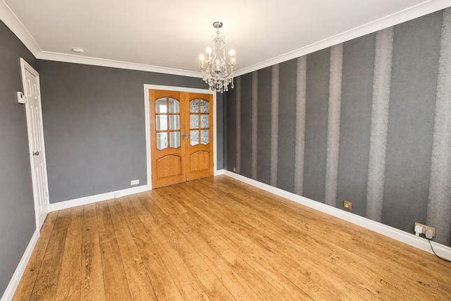 8, Nairn Court, Kilwinning photo 3