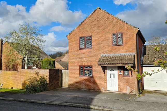 Link-detached house for sale in Poveys Mead, Kingsclere, Newbury, Berks