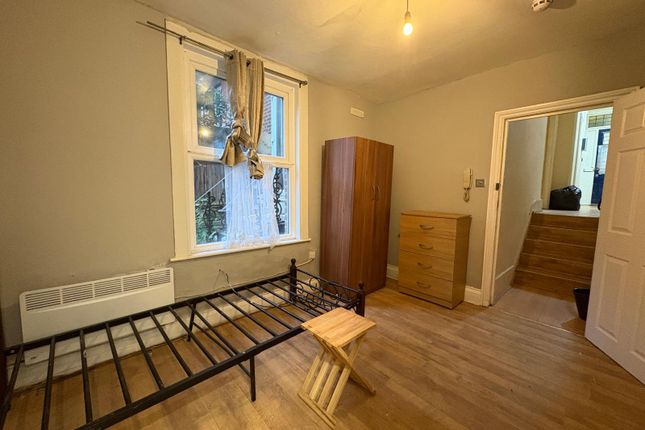Flat 3, 9, Cranley Gardens, ARR, London photo 2