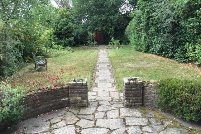 29 Beech Drive, London photo 4