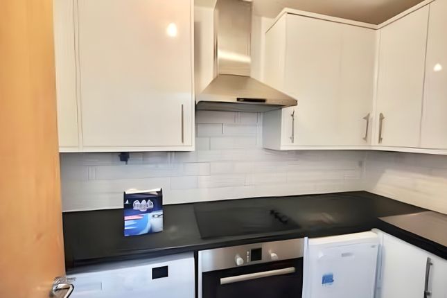 Flat 11, 6 Observatory Mews, London photo 4