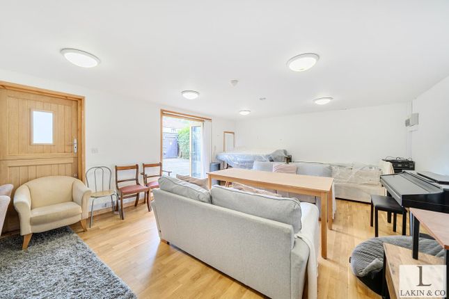 13, Nursery Waye, Uxbridge photo 3
