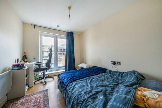 Flat to rent in Lower Canal Walk, Southampton