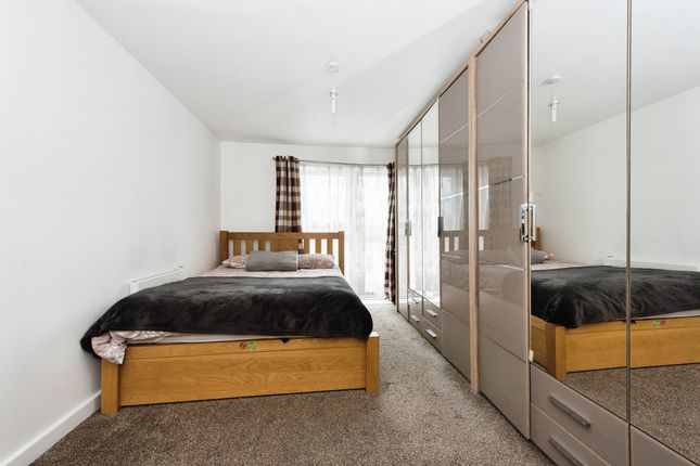 Flat for sale in Lanadron Close, Isleworth