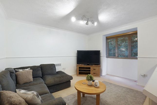 30, Findlay Close, Gillingham photo 2