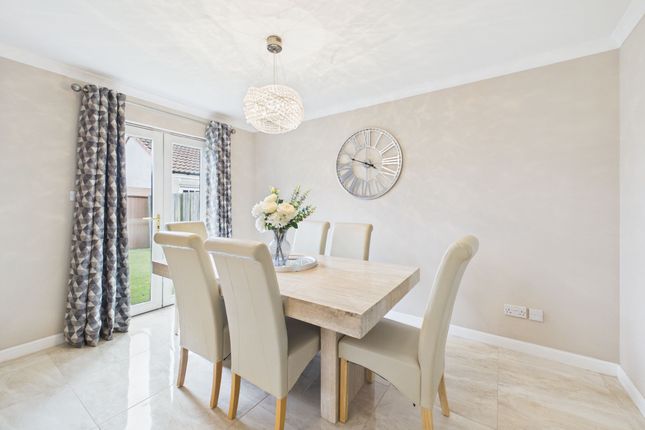 4 Siskin Way, Coatbridge photo 4
