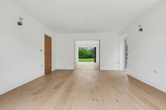 Serenity, Trampers Lane, Fareham photo 4