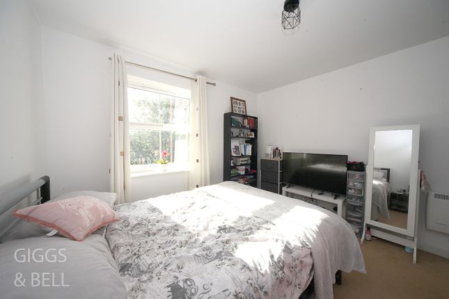 Flat for sale in Holly Street, Luton, Bedfordshire