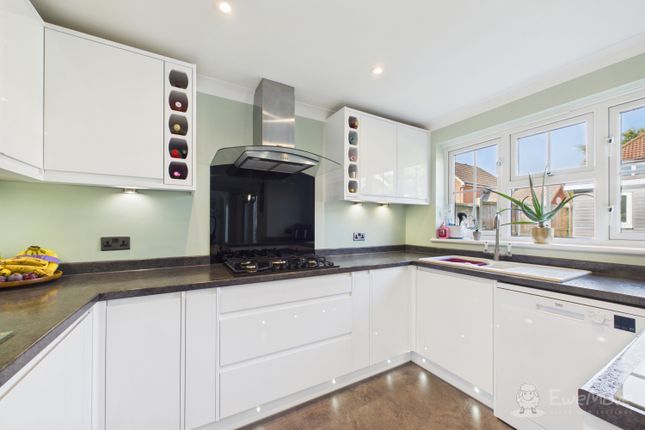 8, Gloster Close Hawkinge, Folkestone photo 4