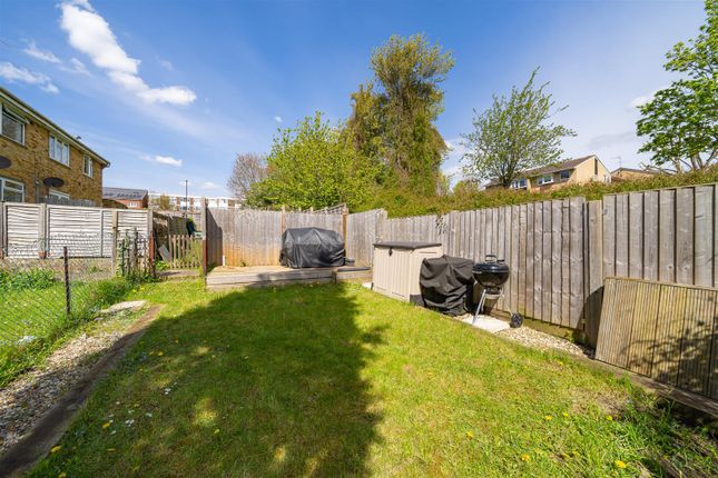Maisonette to rent in Swallowdale, South Croydon