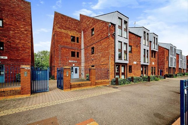 Thumbnail Flat to rent in Wycliffe End, Aylesbury