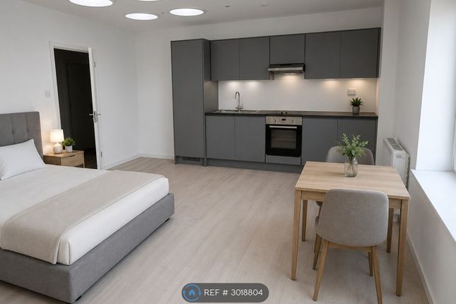 Studio flat on Castle St, High Wycombe, £1,100/mo