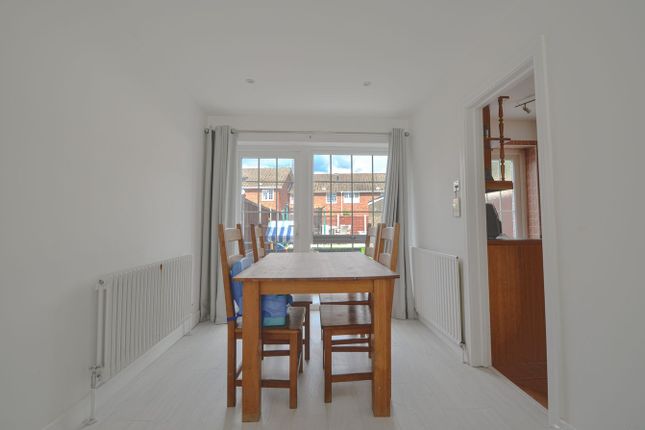 7, Hadleigh Gardens, Frimley Green photo 4