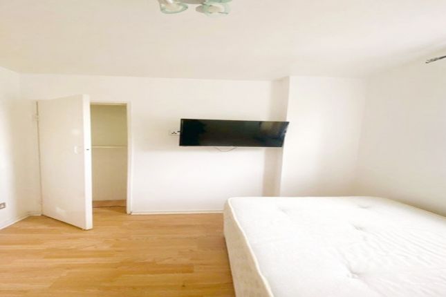 61 Hersham Close, London photo 5