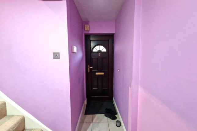 9 Britten Close, Elstree, Borehamwood photo 2