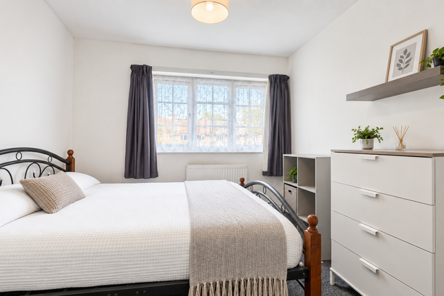 14 Kingsley Road, Ilford photo 2