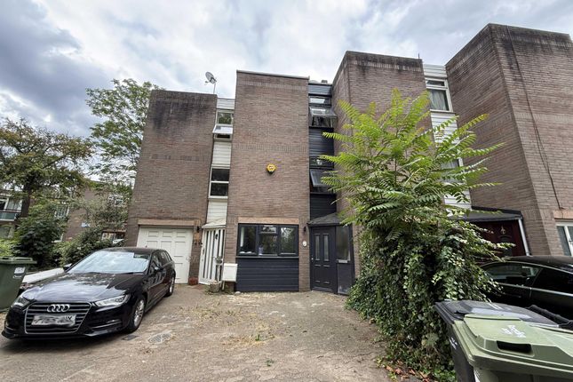 5-bed house on 128, Coburg Crescent, London, £450,000